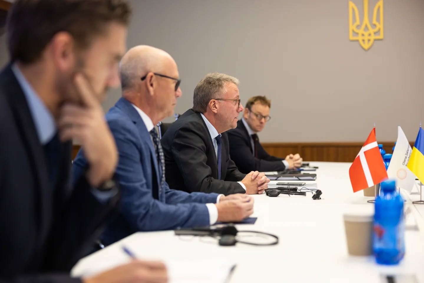 Зеленська з'явилася на зустрічі в костюмі ефектного кольору: який образ обрала перша леді